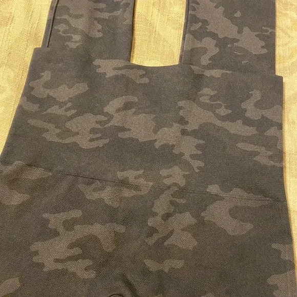 NWOT Spanx Look at me now camo leggings - Picture 6 of 6